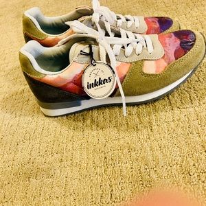 New without tags Inkkas walking shoes.